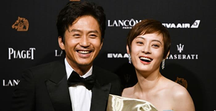 邓超戴孙俪手织毛线帽拍照 造型令网友笑翻