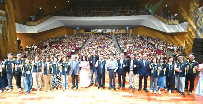 中央大学“ 辉煌岁月  缤纷50+1”民歌演唱会