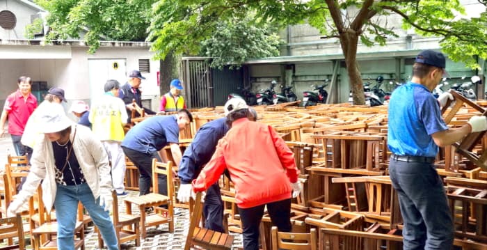 亲职教育日课桌椅大搬风  桃园杨梅国小家长变身一日志工
