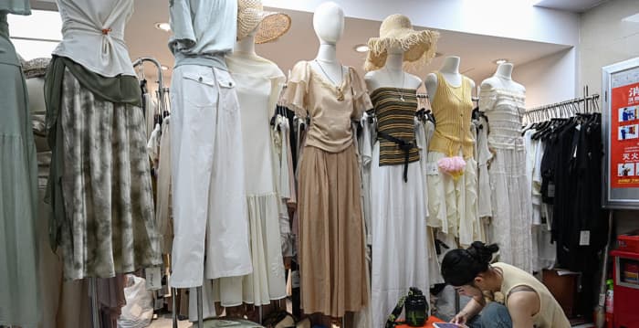 大陆低价“一次性衣服”热销 健康隐患引担忧