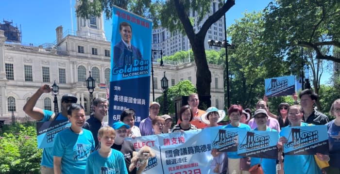 高德曼冲刺民主党初选 市政厅公园催票