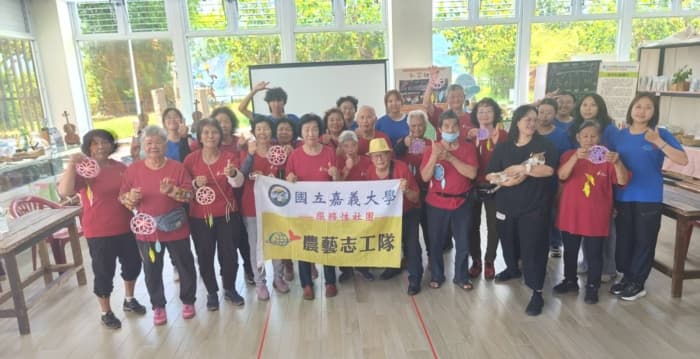 嘉大农艺志工和平社区 教长辈编织手工艺