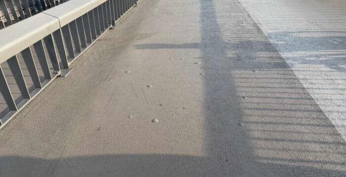淡江大桥人行道“长青春痘”台公路局：7月中前改善