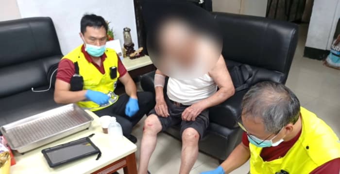 桃园81岁翁独骑重机摔车受伤 大溪警助平安返家