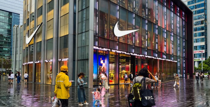 耐克股价跌三成 中国市场收入连跌八季