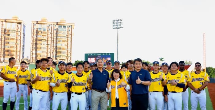 市长开球 中信兄弟、味全龙决战棒球原乡