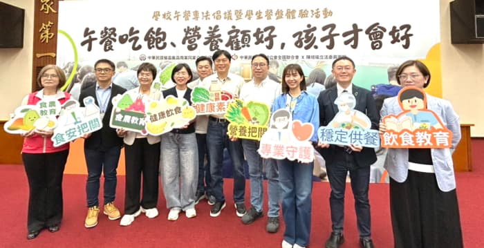 黄世杰出席“午餐吃饱营养顾好孩子才会好”学生餐盘体验
