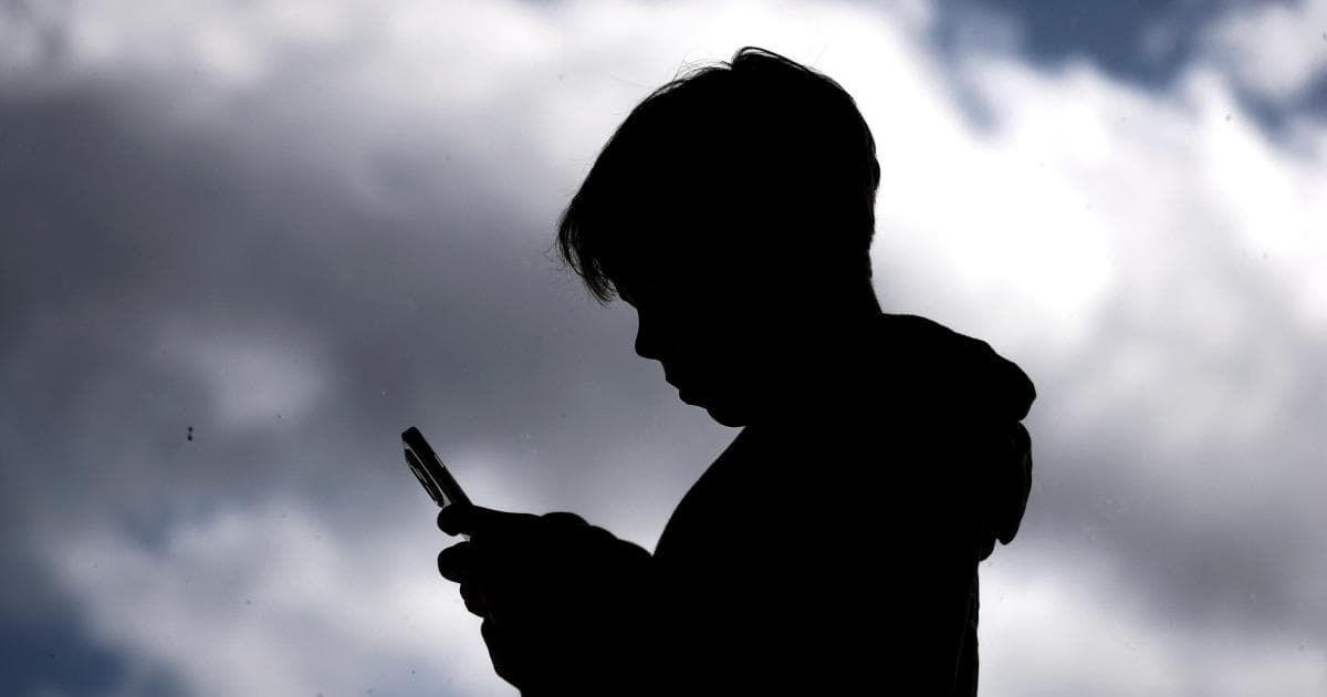 英医生警告：社交媒体伤害青少年堪比吸烟