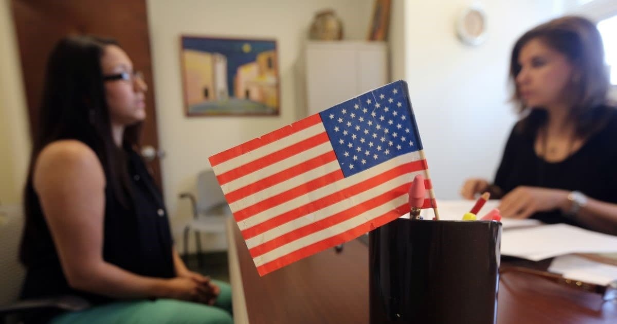 【嘉宾连线】申请美国绿卡须回原籍国 你是“特殊情况”吗？