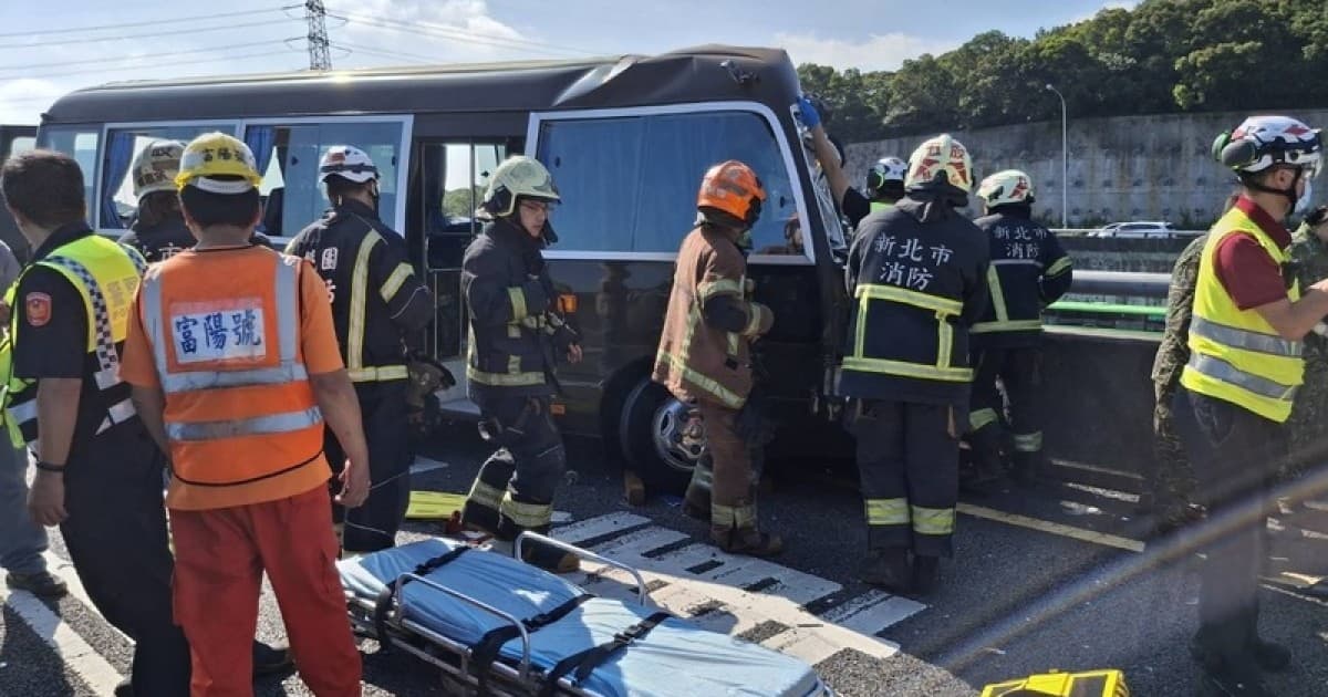 國1龜山路段 軍方小巴撞遊覽車11人受傷