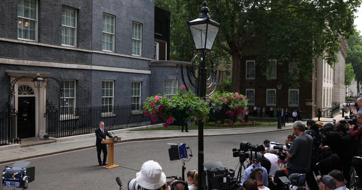 英国首相斯塔默宣布辞职 休会前完成提名