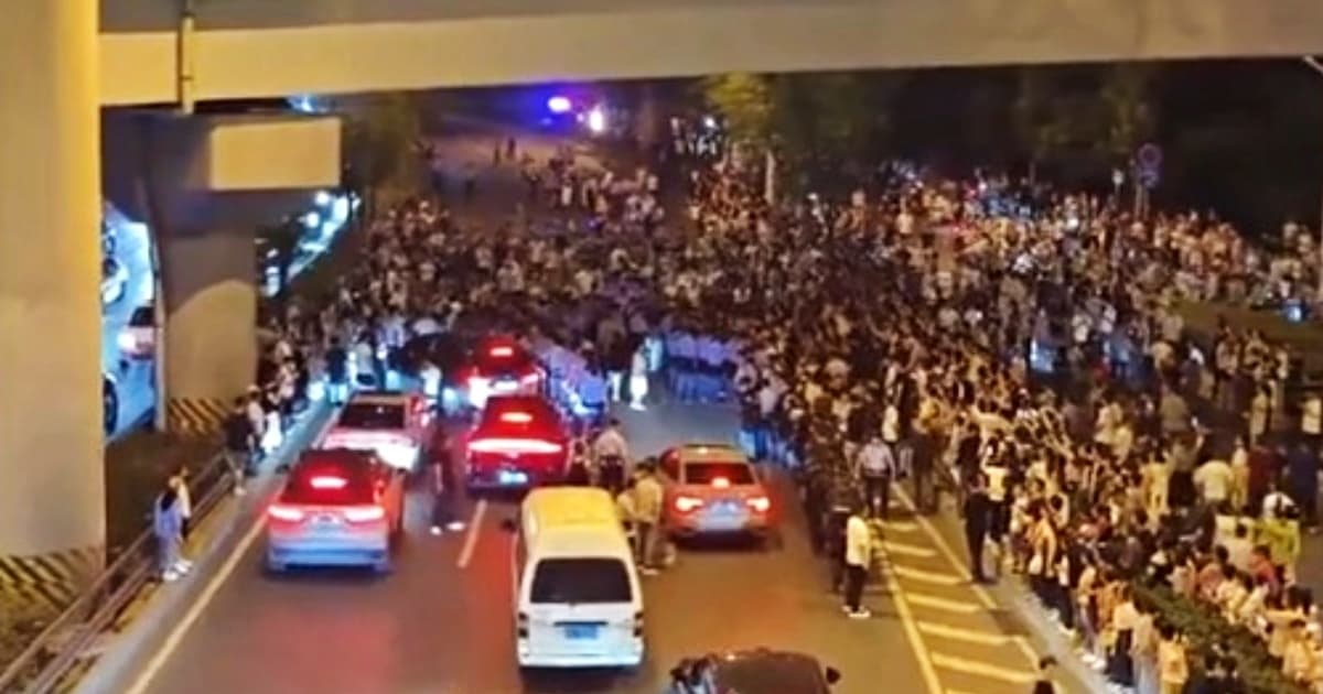 安徽合肥上千人堵路抗議 與警察對峙畫面熱傳