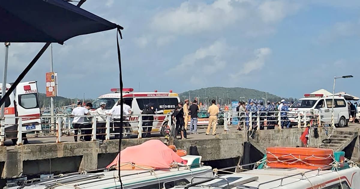 观光快艇在越南富国岛翻覆 15人名游客丧生