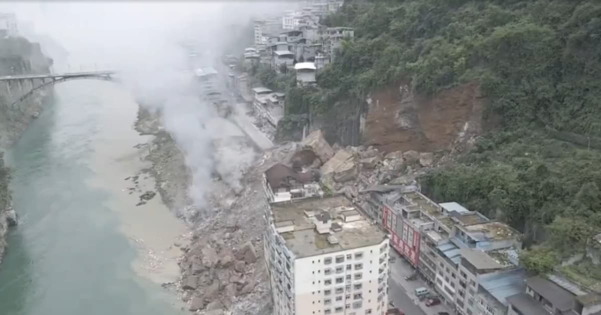 【禁闻】重庆山体垮塌 巨石掩埋民宅 多人被埋