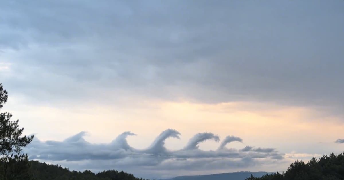 重庆天空惊现罕见奇景 宛如一条条龙探头（视频）