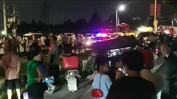 成都数百业主堵路示威 多人被警察殴打抓捕(图)