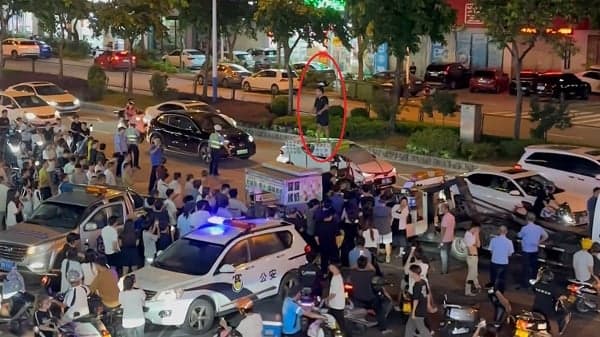 广东摊贩站上车顶控诉 阻止餐车被城管拖走(图)