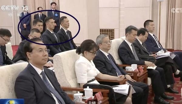 三神秘黑衣人监视下 王沪宁出席特殊会议(图)