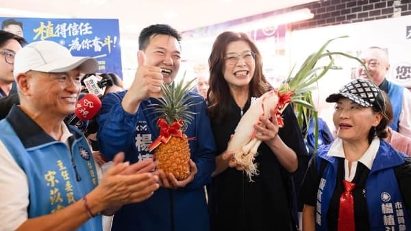 郑丽文拜票出状况 被问票房毒药、民众酸“共产党加油”超尴尬(图)