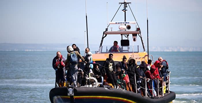 英国海岸警卫队救起两名划水落海的少年