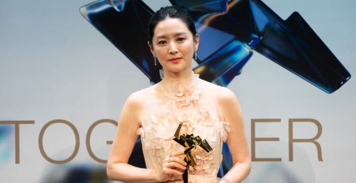 李英爱夫妇同框 75岁丈夫逆龄外表惊呆网友