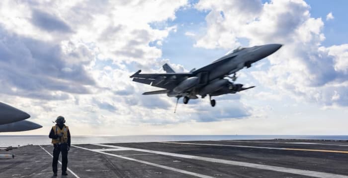 航母作战 为何F-35C仅部分取代F/A-18战机