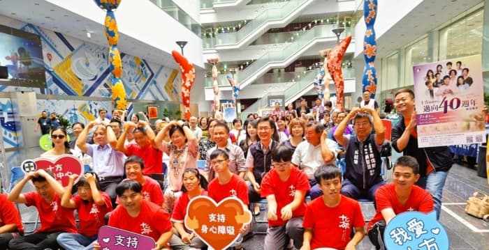 荣誉校长胡瓜率群星力挺 十方40年餐会35桌待认领