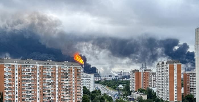 乌克兰无人机狂轰莫斯科 战略炼油厂连环爆炸
