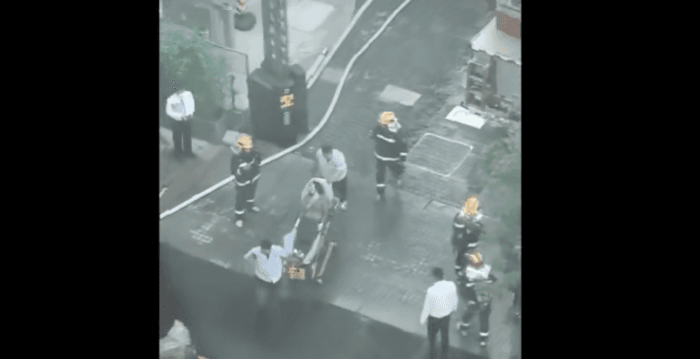 飞机撞中信大厦后 网传有人满脸是血被抬出