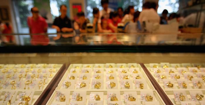 大陆金价大跌 有人趁跌买入有人观望