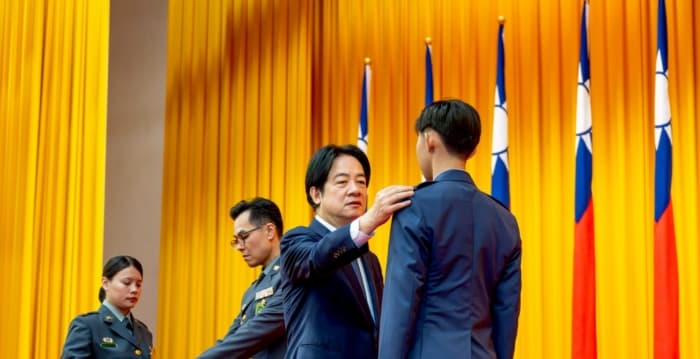 勉三军八校毕业生建立敌我意识 赖清德:追求和平不能牺牲主权