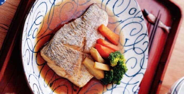 掌握食材比例 自制酱汁做出“旨煮鲜鱼”
