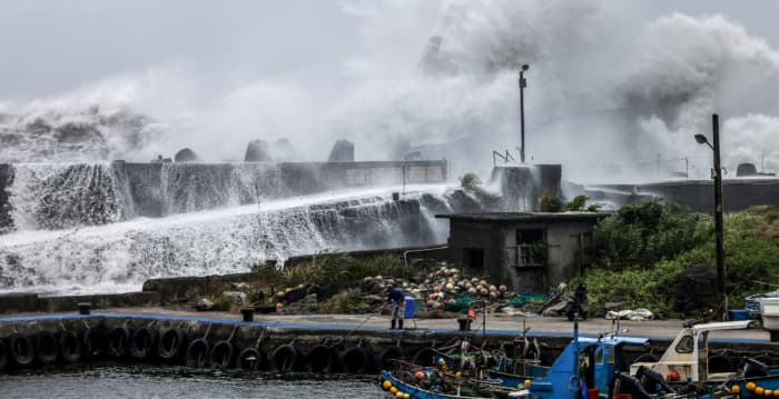 图闻集锦:巴威台风逼近台湾 西班牙爆致命野火