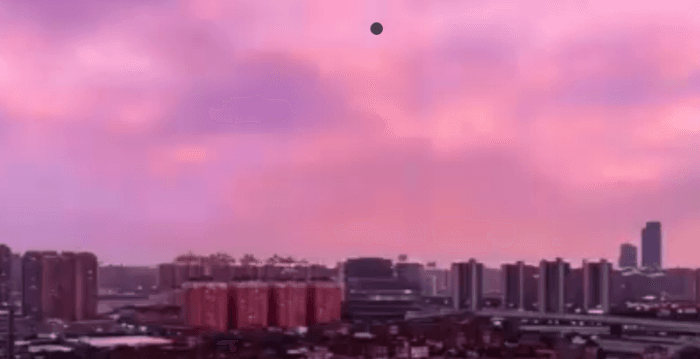 台风巴威登陆前夕 上海等地出现粉紫色天空