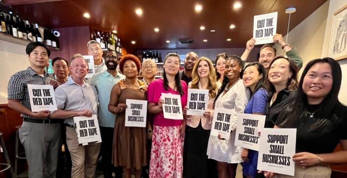 市议会推两法案 助小商户减负加速开业
