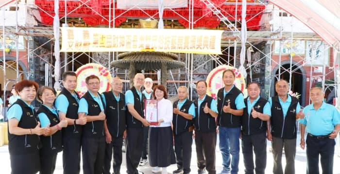 黄敏惠出席财神杯颁奖 惊喜抱回市长全勤奖