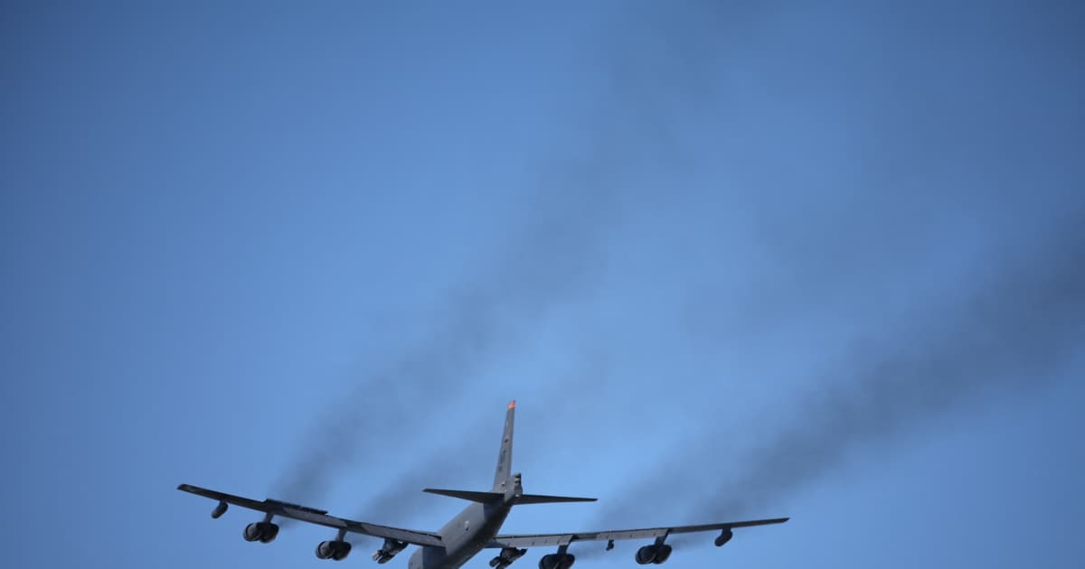 美國空軍B-52轟炸機在加州起飛後墜毀