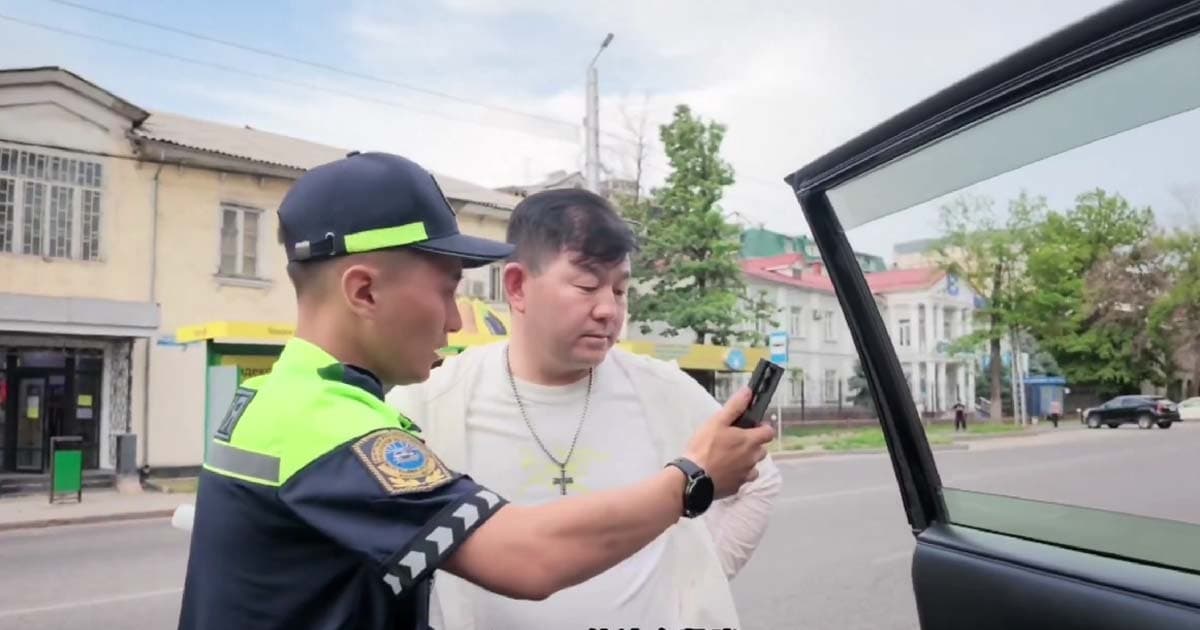 吉尔吉斯警察刁难中国车队 见美国驾照秒怂(视频)
