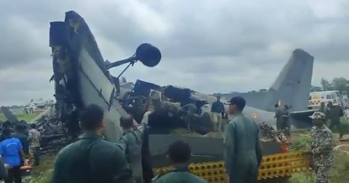 印度空军运输机降落时坠毁起火 伤亡不明(视频)