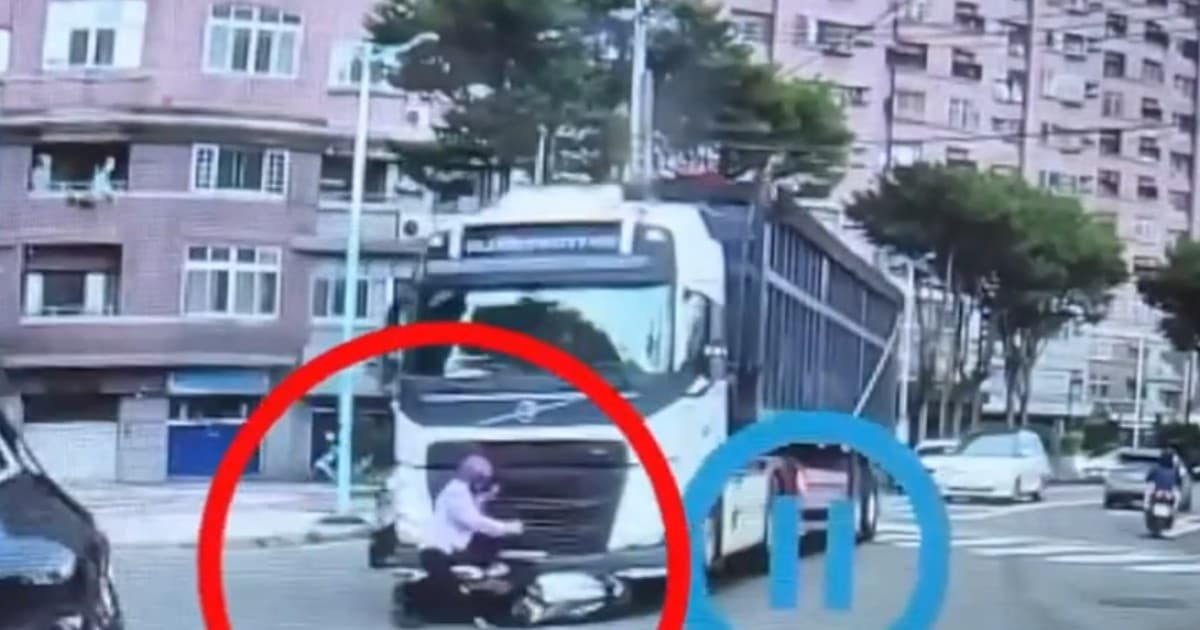女騎士突切砂石車前方遭拖行 她急抓住車頭求生(視頻)