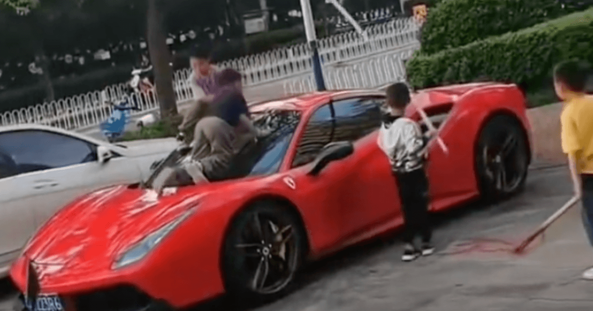 昆明360萬元豪車被玩童當滑梯 致多處劃痕