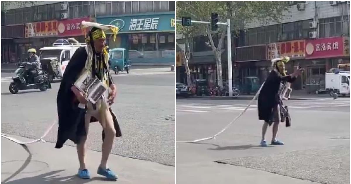 嘲諷誰? 濰坊男子當街表演「皇帝新裝」(視頻)