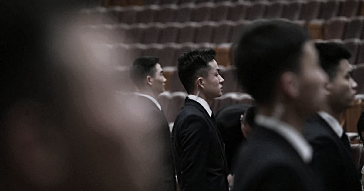 王友群:習近平身邊布滿黑衣人說明什麼?
