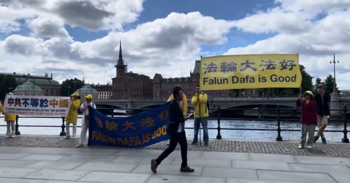 王毅访问瑞典 法轮功学员抗议中共迫害