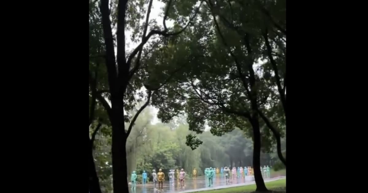 上海景區驚現40多個怪異彩色雕像 遊客直呼嚇人