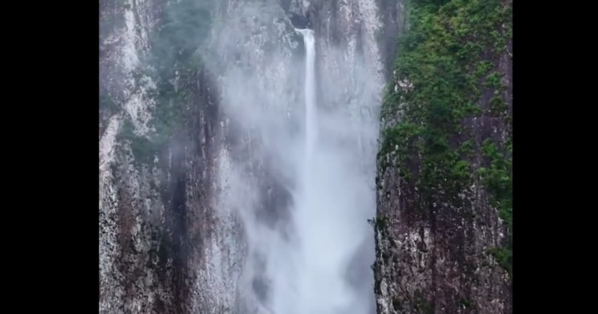 浙江雁荡山惊现 “飞瀑倒流”奇观 画面震撼(视频)