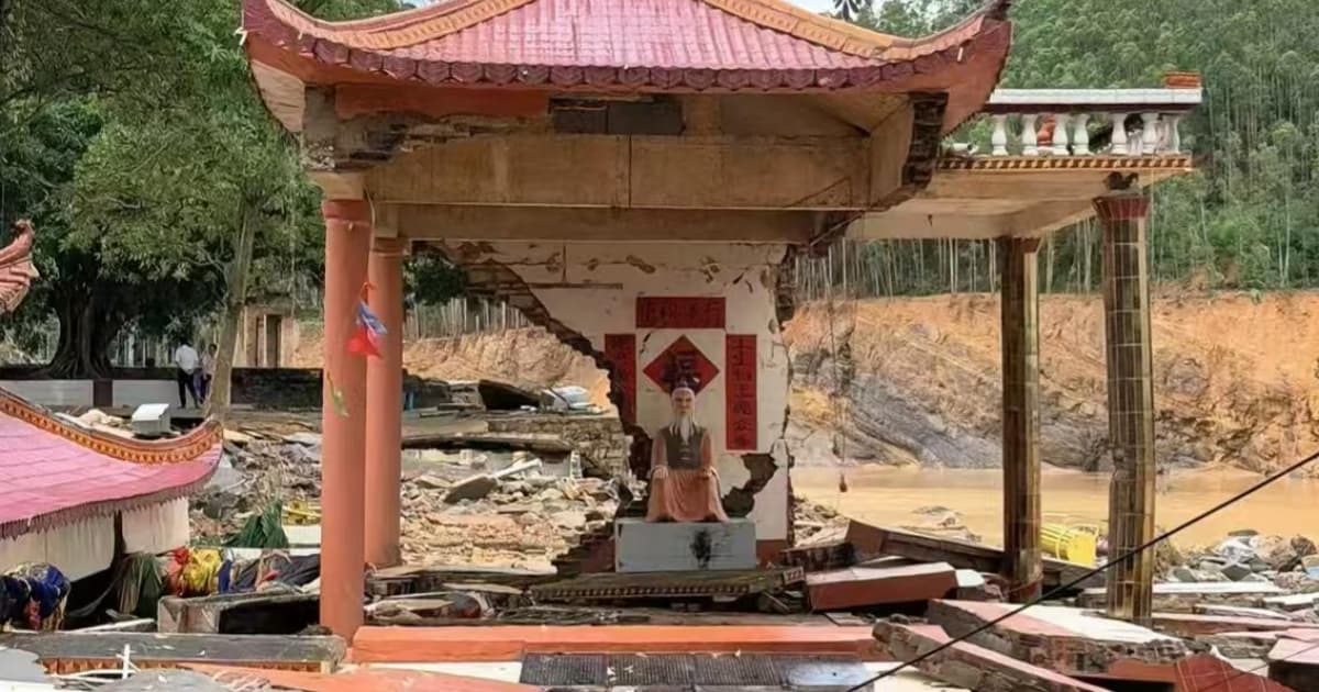 廣西洪水衝垮廟宇 土地公神像端坐廟中(視頻)