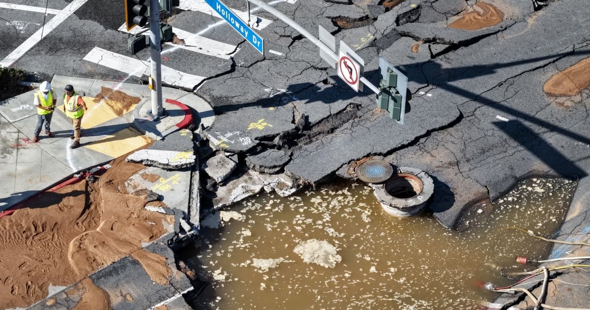 西好萊塢百年水管爆裂 洪水淹街道路受損