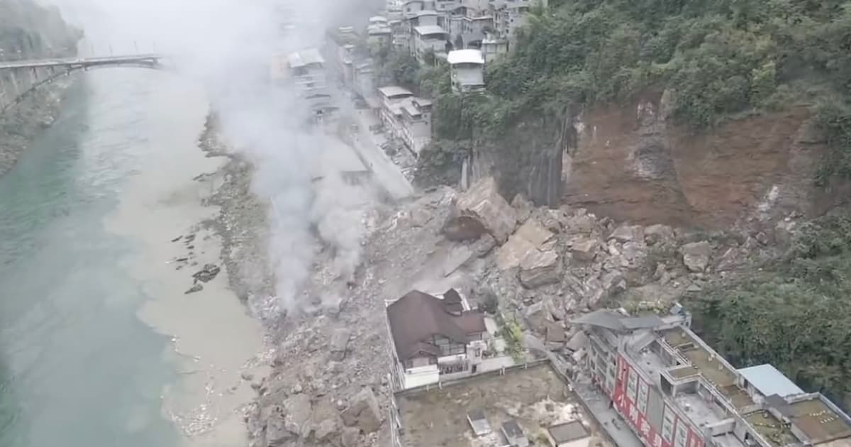 重慶山體垮塌 十幾棟房屋一客車被埋 之前無預警