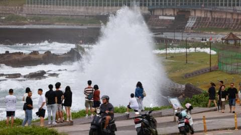 颱風巴威逼近台灣本島 絕大多數縣市停班停課